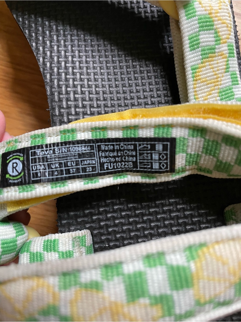 Teva Black flatform Sandal with green checks and lemons. - Picture 5 of 5